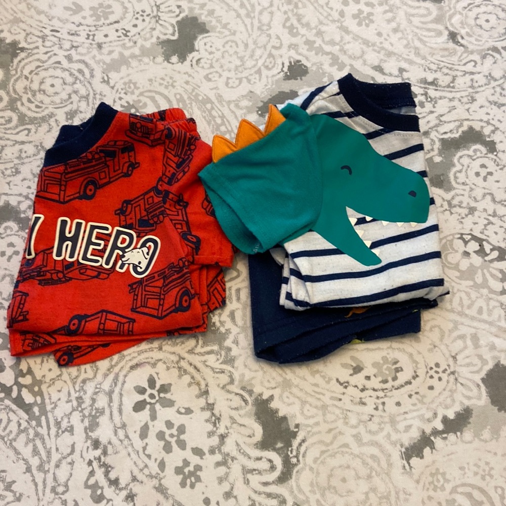 Two pairs on summer pajamas by Carter’s size 18months in good condition.